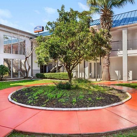 Howard Johnson By Wyndham San Antonio Hotel & Suites Exterior foto