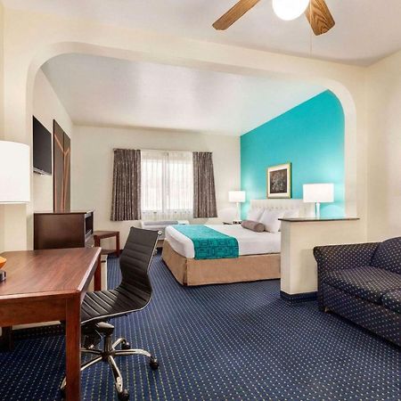 Howard Johnson By Wyndham San Antonio Hotel & Suites Exterior foto