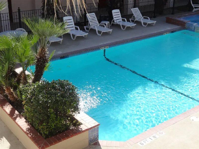 Howard Johnson By Wyndham San Antonio Hotel & Suites Exterior foto