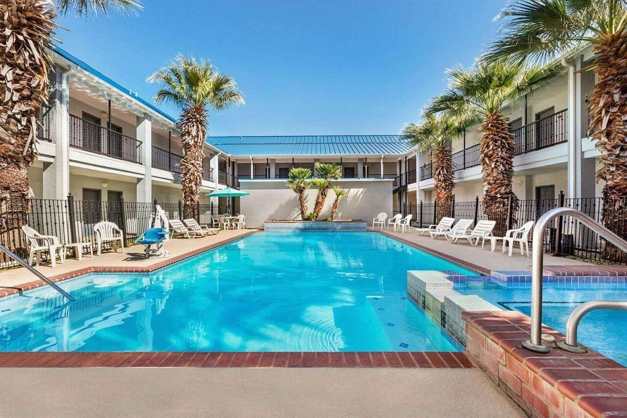 Howard Johnson By Wyndham San Antonio Hotel & Suites Exterior foto