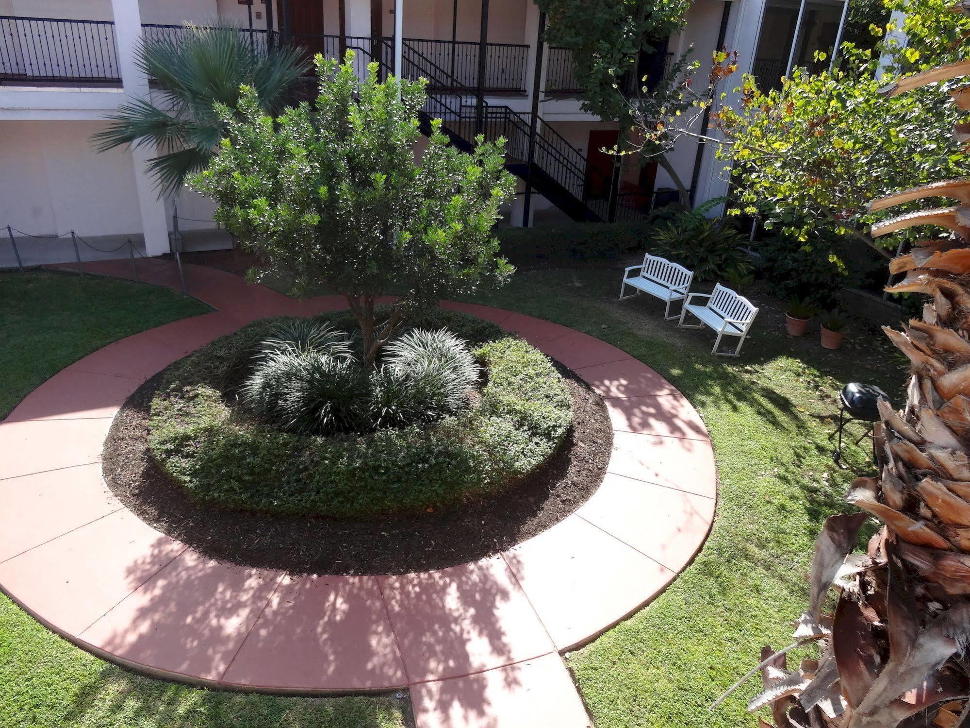 Howard Johnson By Wyndham San Antonio Hotel & Suites Exterior foto