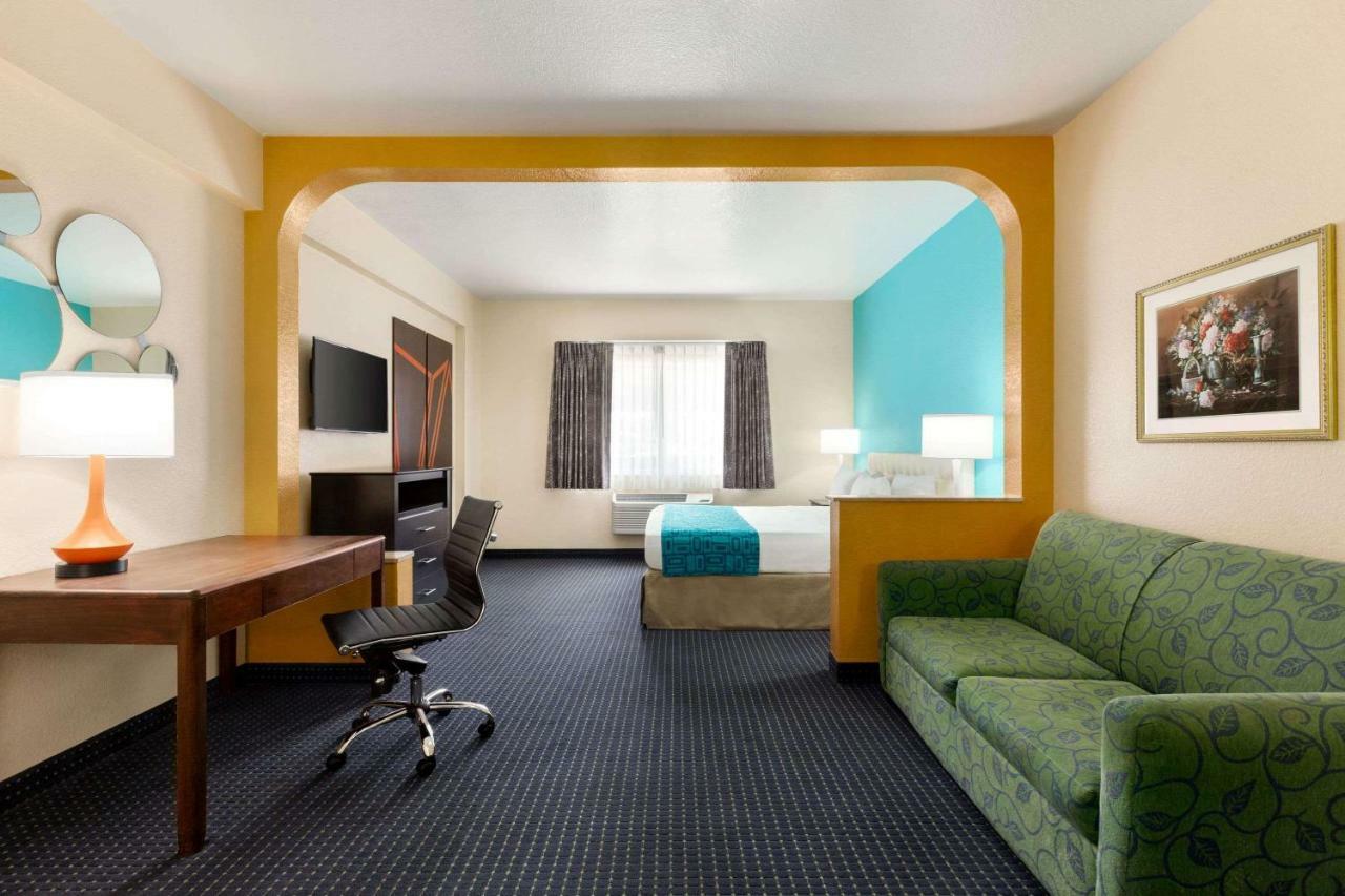 Howard Johnson By Wyndham San Antonio Hotel & Suites Exterior foto