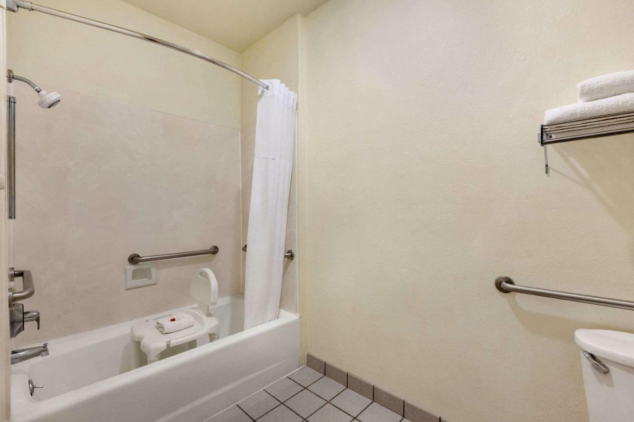 Howard Johnson By Wyndham San Antonio Hotel & Suites Exterior foto