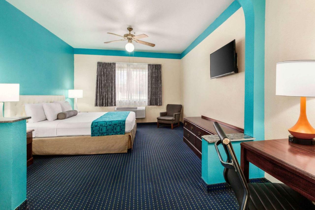 Howard Johnson By Wyndham San Antonio Hotel & Suites Exterior foto
