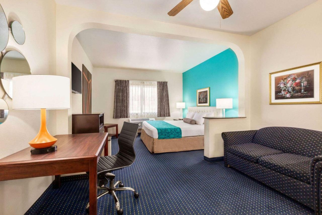 Howard Johnson By Wyndham San Antonio Hotel & Suites Exterior foto