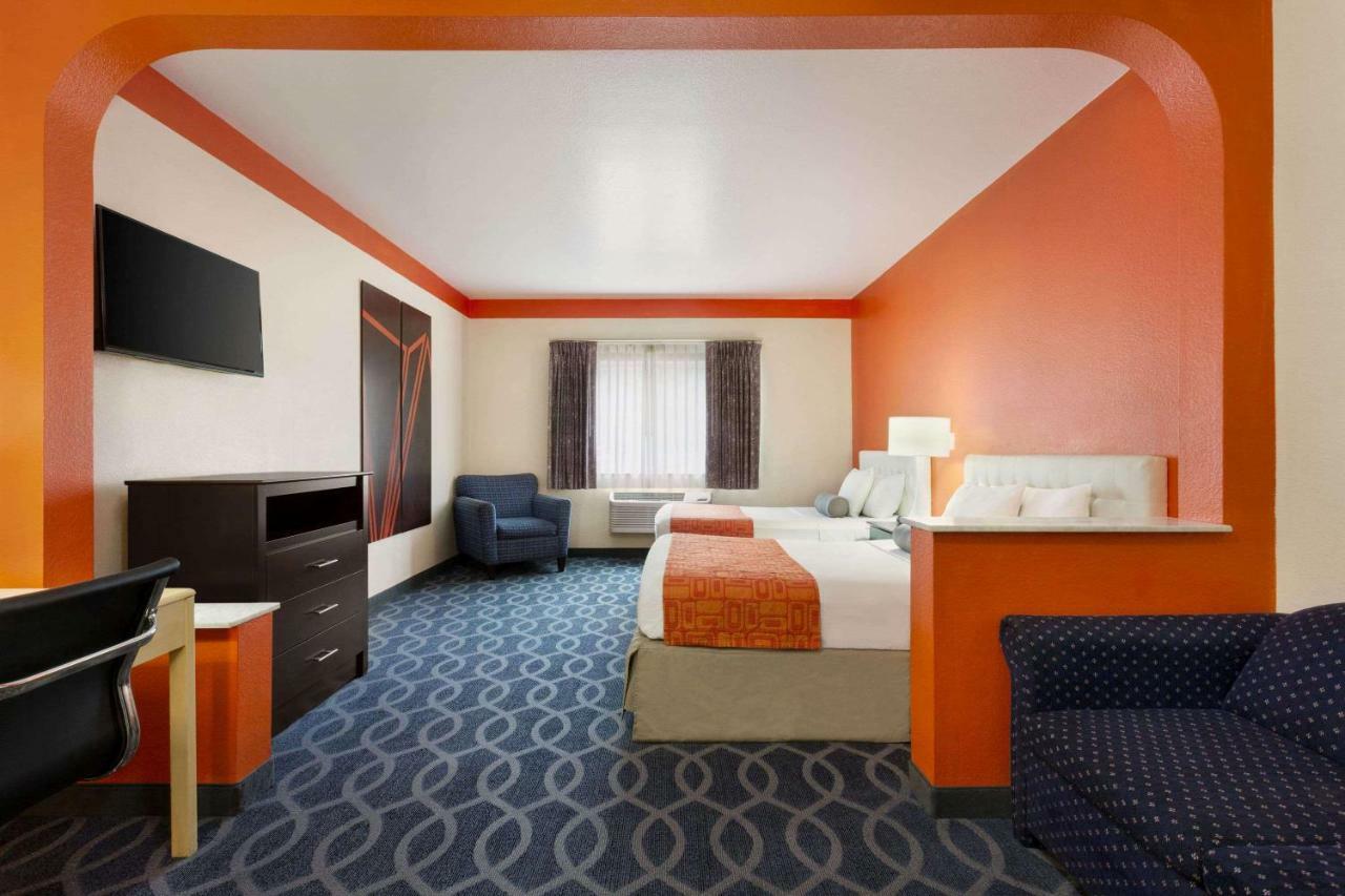 Howard Johnson By Wyndham San Antonio Hotel & Suites Exterior foto