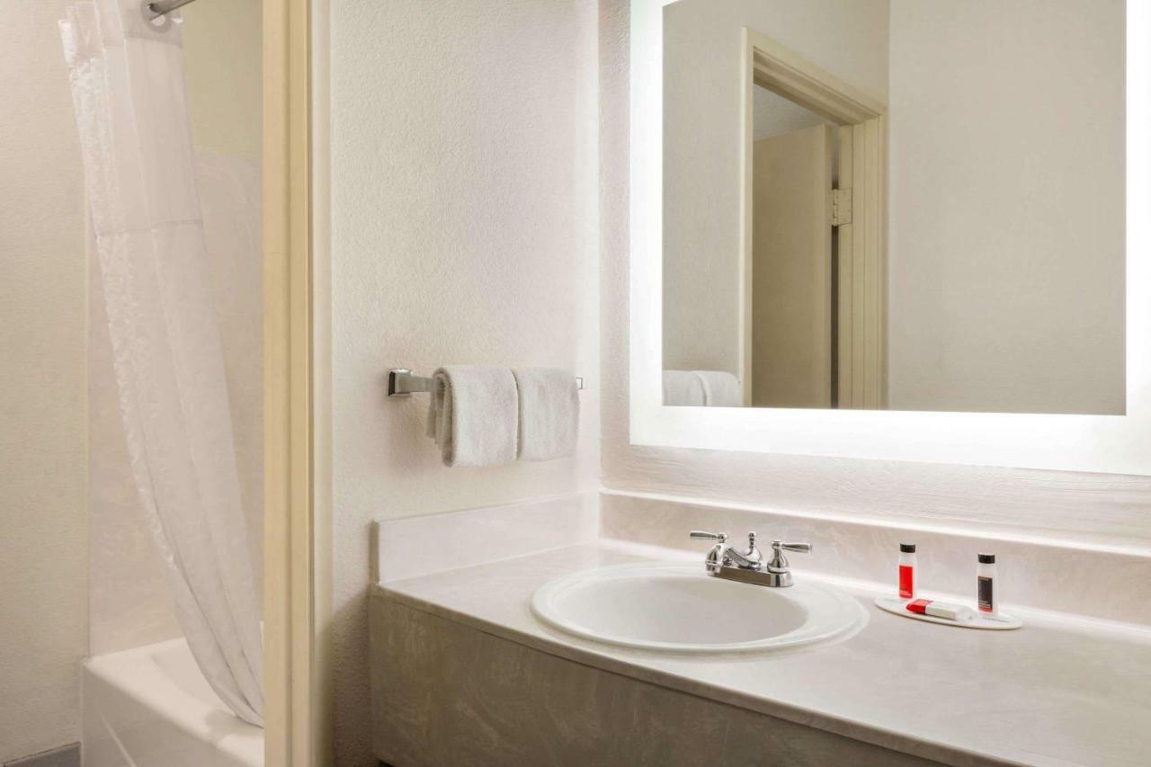 Howard Johnson By Wyndham San Antonio Hotel & Suites Exterior foto