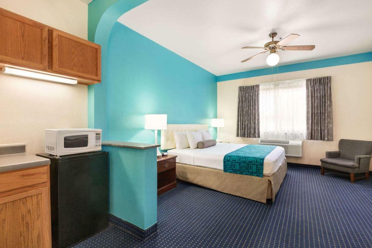 Howard Johnson By Wyndham San Antonio Hotel & Suites Exterior foto