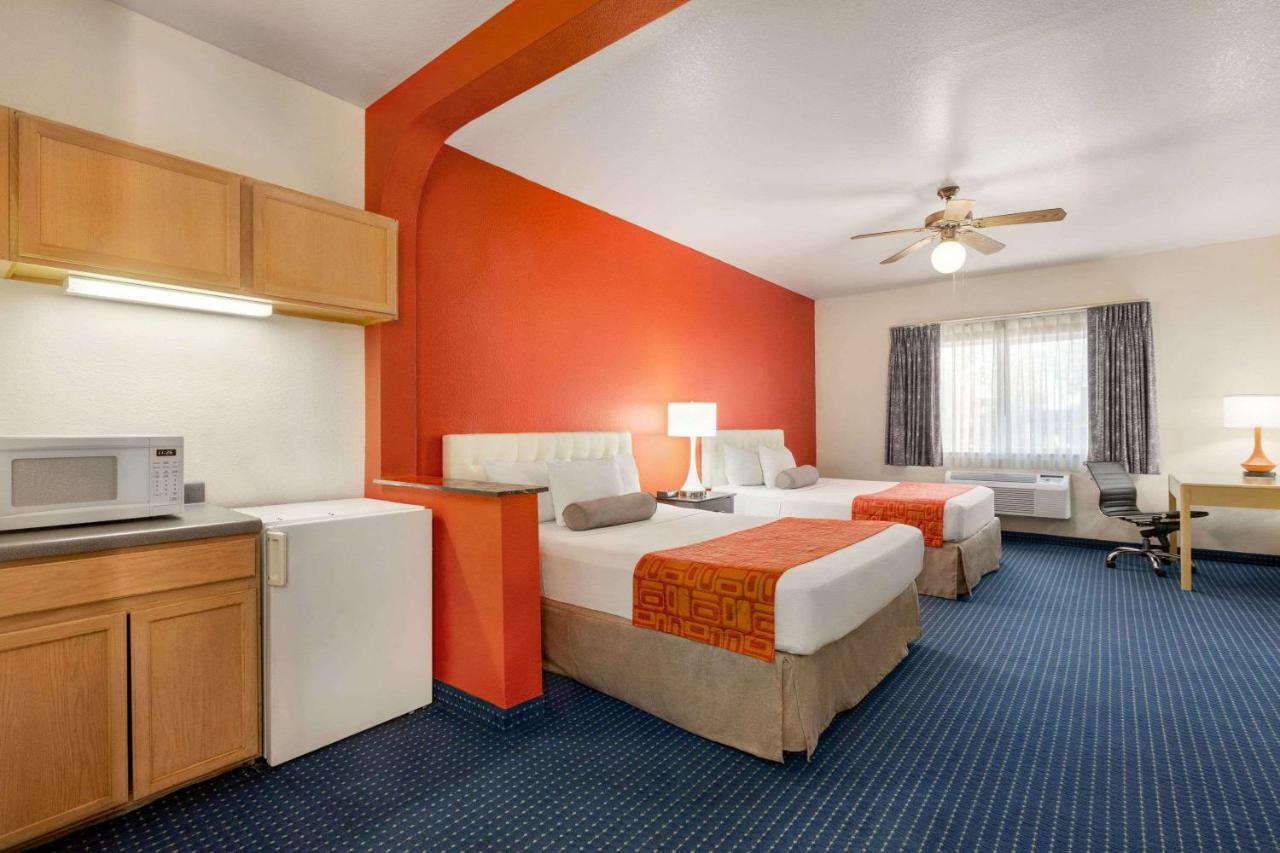 Howard Johnson By Wyndham San Antonio Hotel & Suites Exterior foto