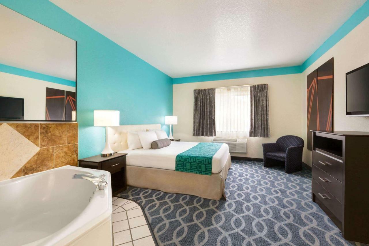 Howard Johnson By Wyndham San Antonio Hotel & Suites Exterior foto