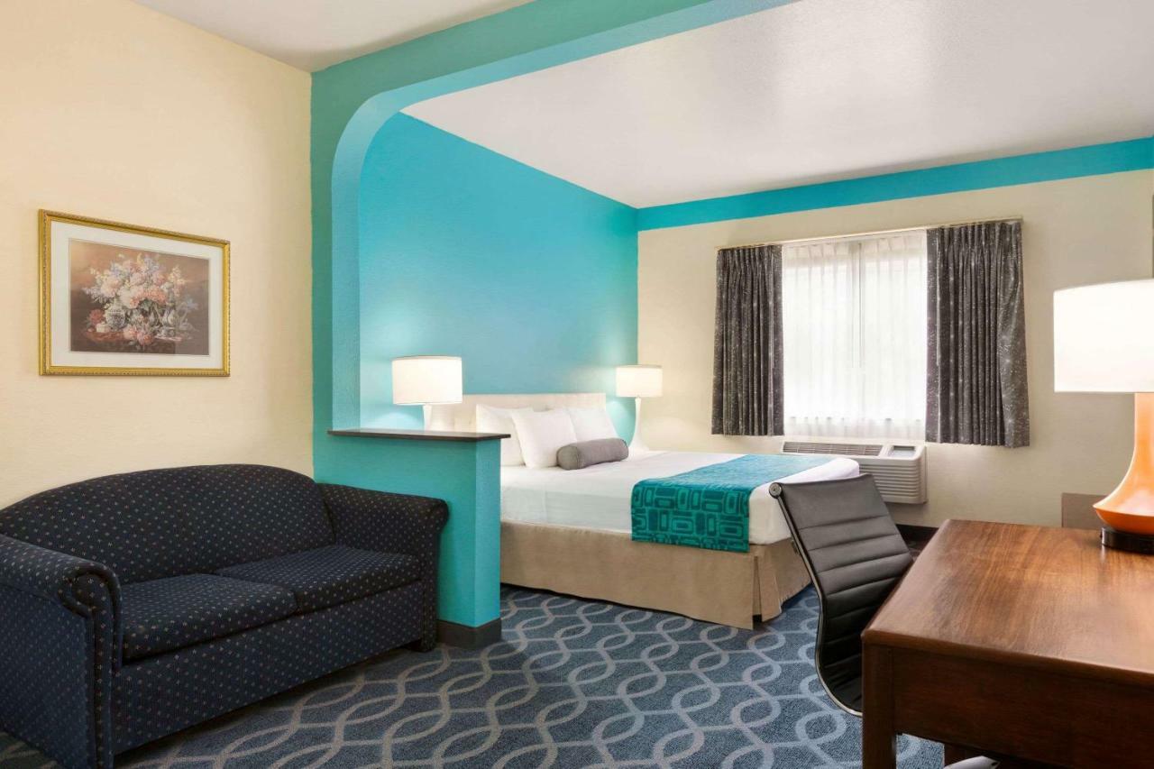 Howard Johnson By Wyndham San Antonio Hotel & Suites Exterior foto