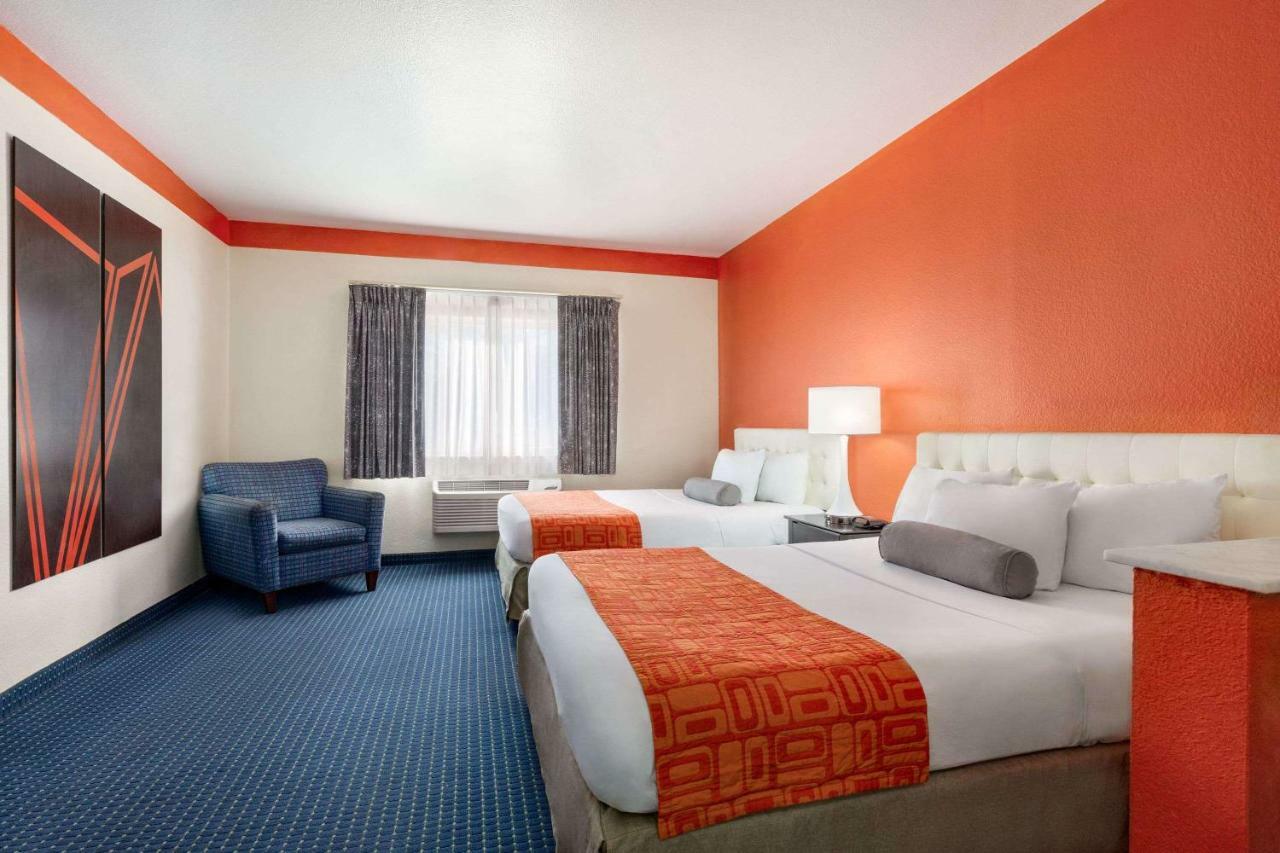Howard Johnson By Wyndham San Antonio Hotel & Suites Exterior foto
