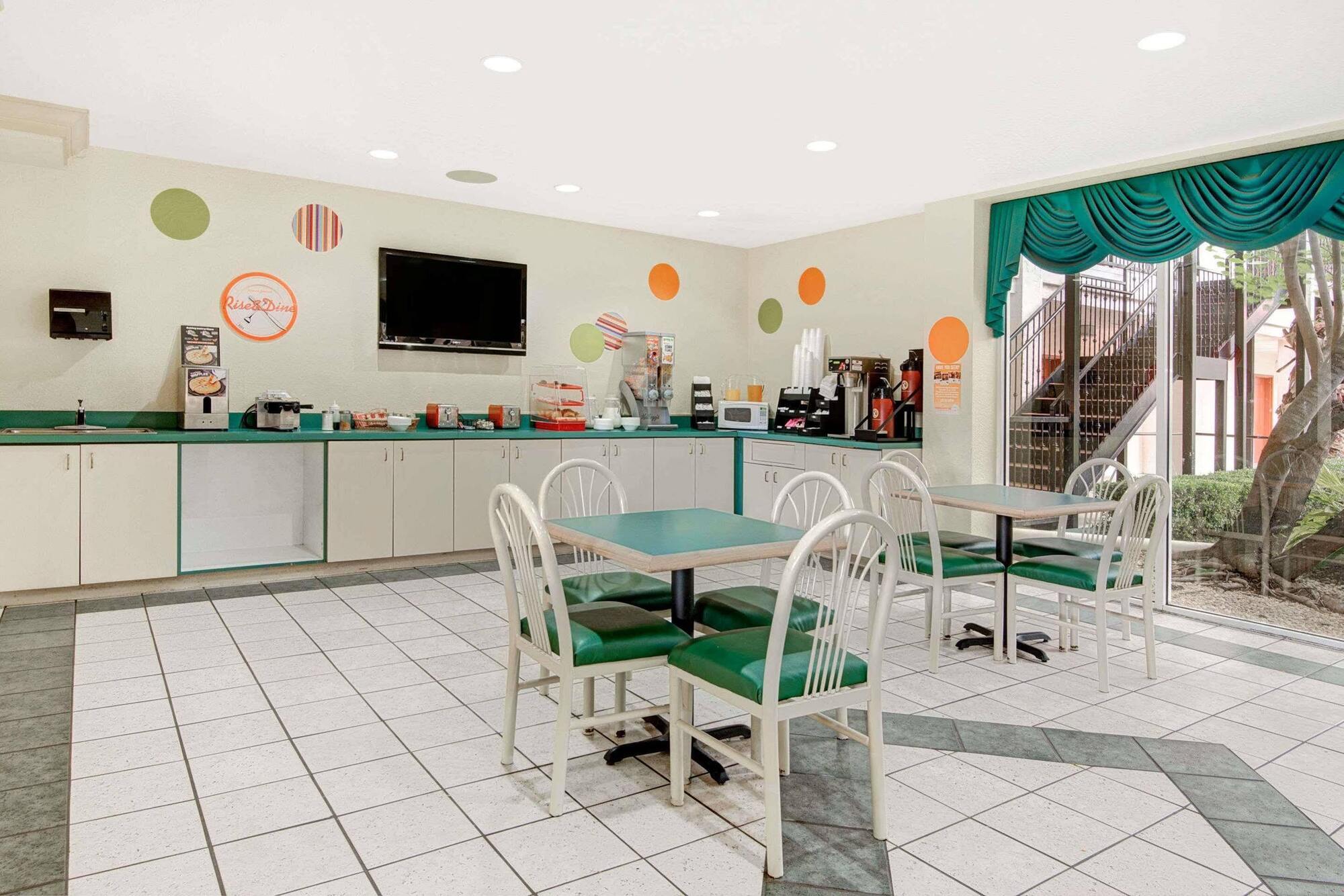 Howard Johnson By Wyndham San Antonio Hotel & Suites Exterior foto